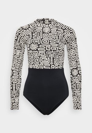 Dlhý rukáv čierno-bielych plaviek so geometrickým vzorom na rukávoch a jednofarebným čiernym spodkom. Vysoký výstrih a priliehavý strih.