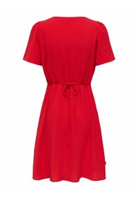 Robe rouge à manches courtes avec une ceinture à la taille et une jupe légèrement évasée, vue de dos sur un fond blanc.