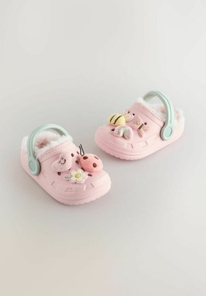 Rosa Gummiklumpen verfügen über ein flauschiges Innenfutter, einen mintgrünen Riemen und dekorative weiche Verzierungen wie Blumen, Insekten und einen Regenbogen.