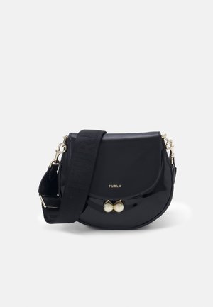 Zwarte Furla halfmoon crossbodytas met glanzende afwerking, gouden sluiting en brede verstelbare zwarte stoffen schouderband.