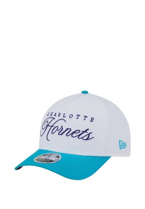 Weißer Baseball-Cap mit einem türkisfarbenen Schirm, mit "CHARLOTTE Hornets" in lila Stickerei. Enthält einen runden Logo-Aufkleber auf dem Schirm.