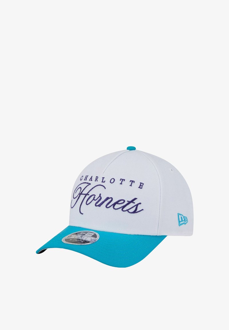 Weißer Baseball-Cap mit einem türkisfarbenen Schirm, mit "CHARLOTTE Hornets" in lila Stickerei. Enthält einen runden Logo-Aufkleber auf dem Schirm.