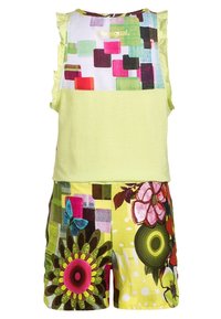 Buntes Zweiteiler-Outfit mit einem gelben ärmellosen Oberteil im Patchwork-Design und Shorts, die mit floralen und geometrischen Mustern verziert sind.