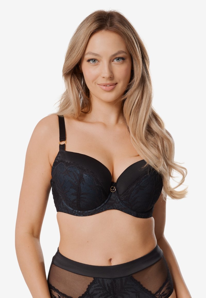 Czarny koronkowy biustonosz z geometrycznym wzorem na powierzchni, gładkimi formowanymi miseczkami, regulowanymi ramiączkami i małym centralnym zawieszonym ozdobnym elementem.
