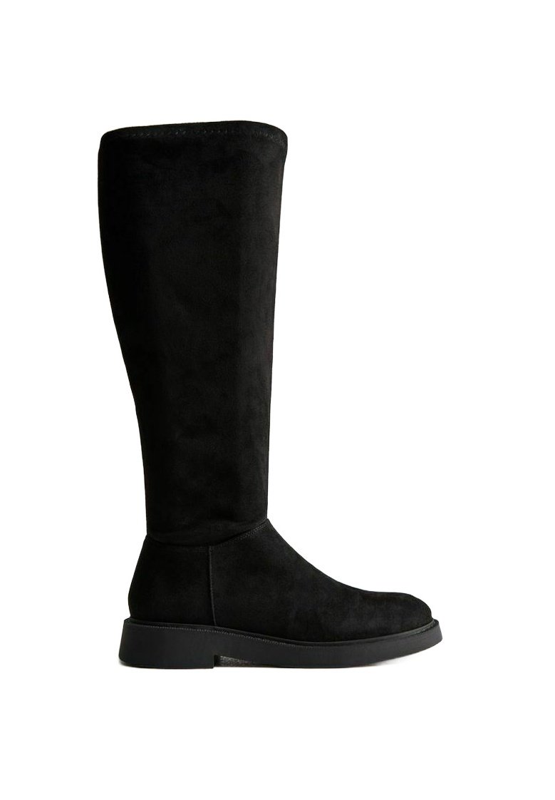 Schwarze knielange Stiefel aus Wildleder mit runder Zehenform und flacher Sohle. Das Design ist schlicht, mit glatter Oberfläche und minimalen Details.