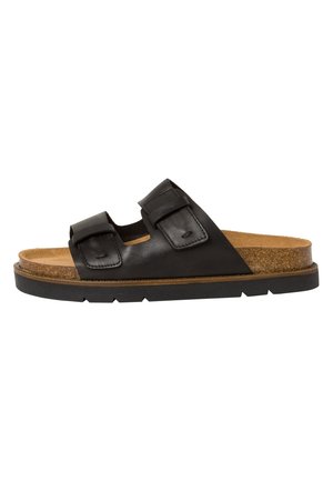 Sort slidesandal med to justerbare stropper, korkfod og sort gummisål, vist fra siden på hvid baggrund.