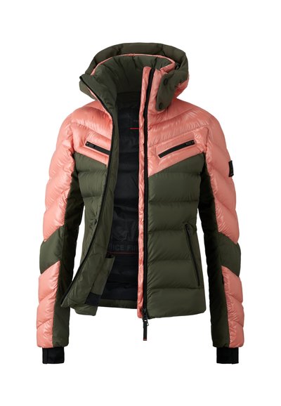 Steppjacke mit Frontreißverschluss, olivgrün und korallenfarbene Farbblöcke, zwei Brustreißverschlusstaschen, seitliche Reißverschlusstaschen und ein hoch gepolsterter Kragen.