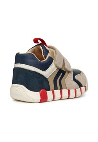 Sneaker per bambini in navy, beige e rosso. Presenta materiali in suede e sintetici, cinturino in Velcro, suola in gomma e accenti di motivo distintivi.