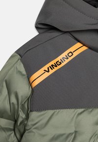 Grønn og grå polstret jakke-seksjon med en glatt tekstur. Har en oransje og svart "VINGINO" logo-stripe over skulderen.