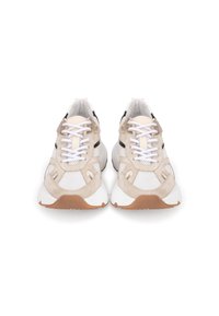 Baskets avec une combinaison de mesh blanc et de daim beige, dotées d'accents noirs, d'une semelle en caoutchouc, de lacets contrastants et d'un col rembourré.