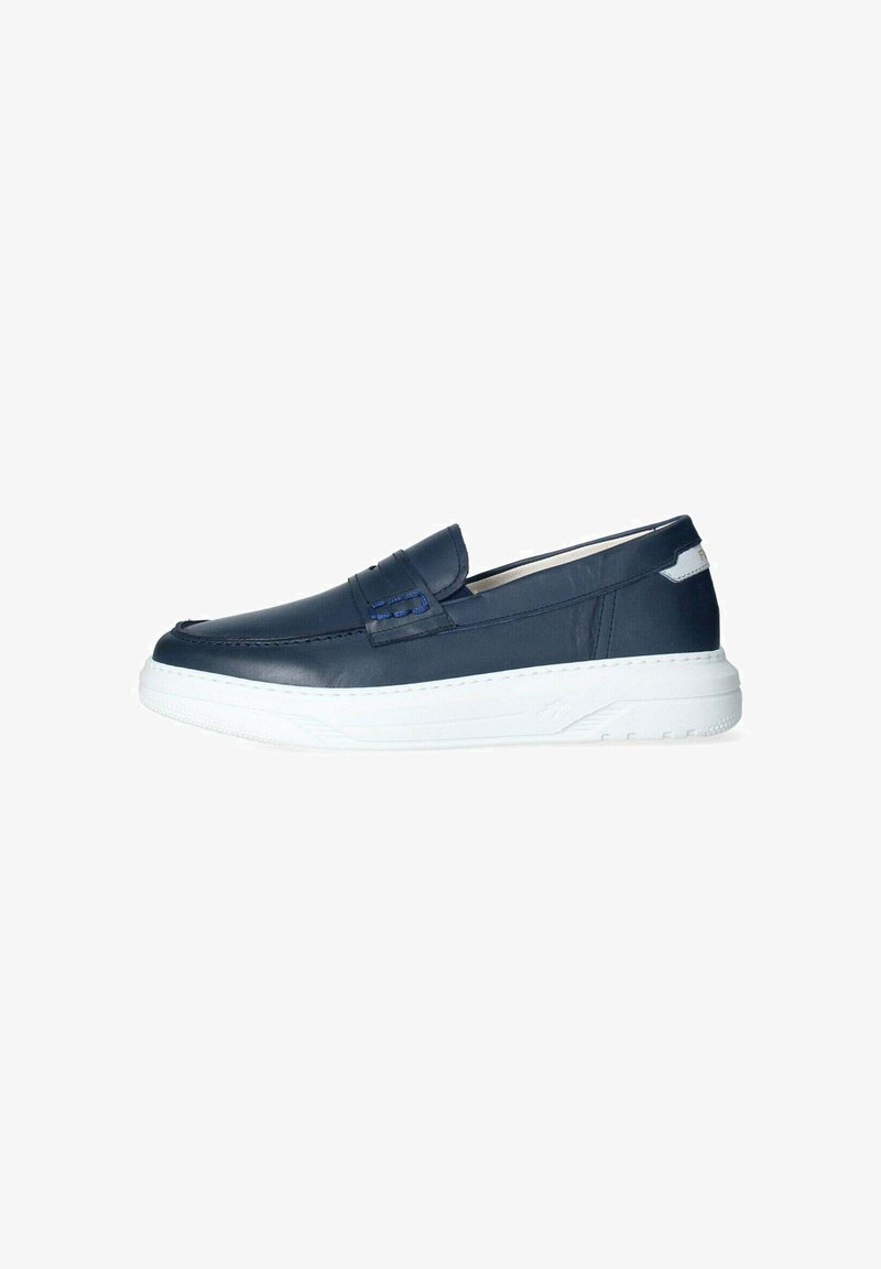 Scarpa mocassino in pelle blu navy con suola in gomma bianca, caratterizzata da dettagli cuciti e punta arrotondata. Superficie liscia con dettagli minimi.