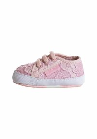Sneaker per bambino rosa con motivo in pizzo, upper in tessuto morbido, punta in gomma bianca e suola a strisce rosa. Presenta lacci tondi e dettagli cuciti.