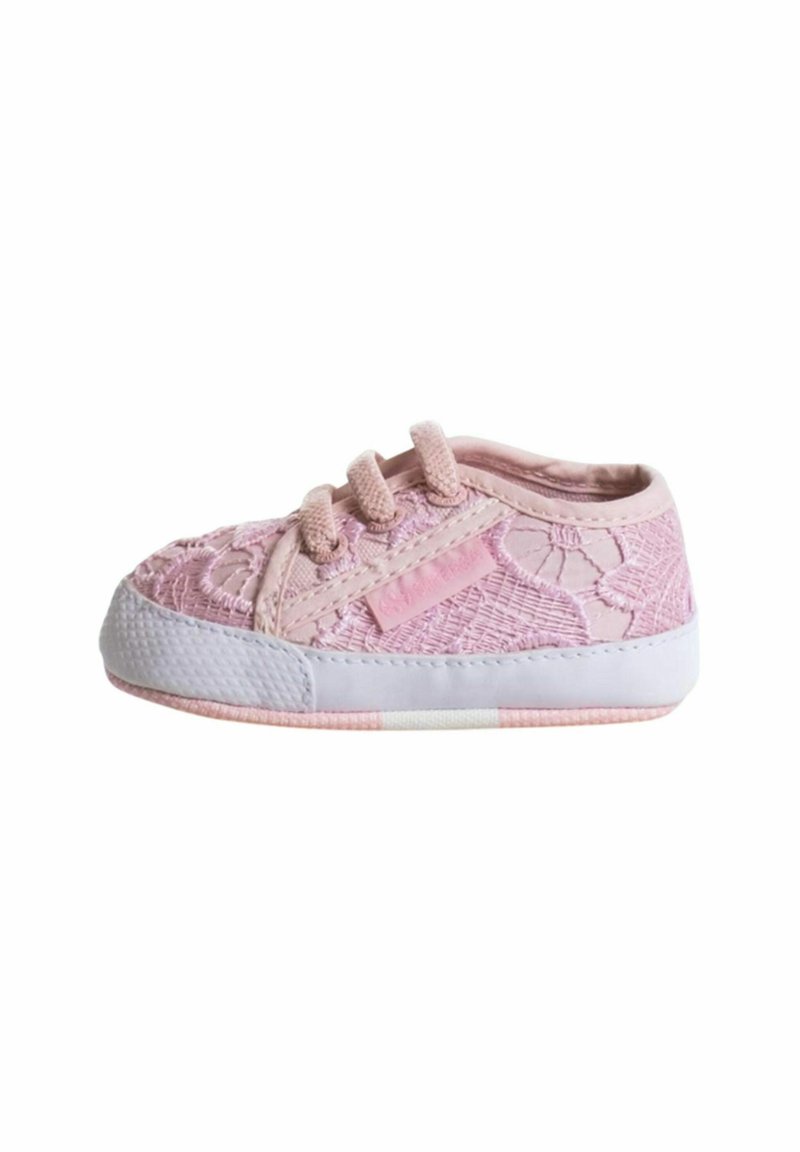Sneaker per bambino rosa con motivo in pizzo, upper in tessuto morbido, punta in gomma bianca e suola a strisce rosa. Presenta lacci tondi e dettagli cuciti.