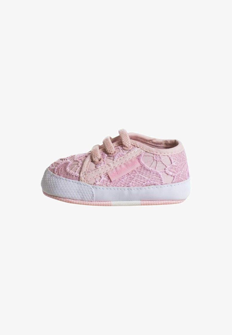 Sneaker per bambino rosa con motivo in pizzo, upper in tessuto morbido, punta in gomma bianca e suola a strisce rosa. Presenta lacci tondi e dettagli cuciti.
