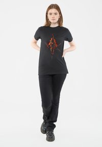 Paradiso Clothing BRING ME THE HORIZON FLAMING HEX - Print T-shirt - black