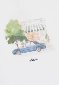 Illustration of a blue car with a rounded shape, parked beside a brick building. Green trees and a striped awning in the background. Text "Blkvis" below.