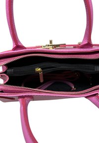 Różowa skórzana torebka z złotym zamkiem błyskawicznym i zapięciem, z widoczną wewnętrzną czarną kieszenią na zamek oraz regulowanym paskiem wewnątrz.