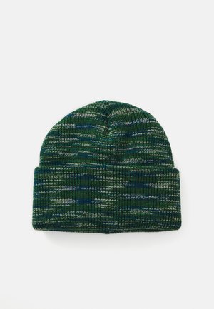 Bonnet en tricot avec revers dans un motif marbré vert, bleu, blanc et noir sur fond blanc.