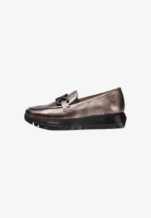 Zapato de charol bronce metálico sin cordones con una parte superior texturizada, acentos negros y un detalle de lazo en la parte frontal. Presenta una suela negra acolchada.