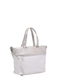 Sac à main en cuir blanc avec un rabat en gris texturé et une bandoulière amovible. Il dispose de deux poignées supérieure et d'une silhouette rectangulaire spacieuse.