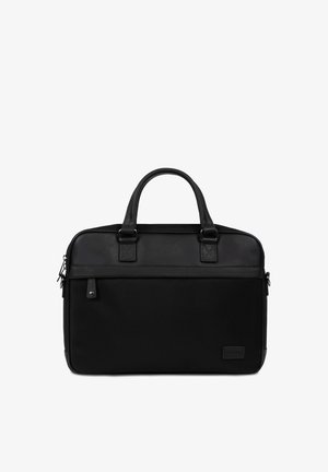 Serviette noire pour ordinateur portable avec doubles poignées, poche avant zippée et patch de marque discret dans le coin inférieur droit.