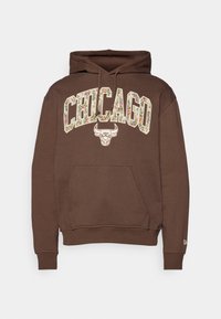 Hnedá mikina s kapucňou s nápisom "CHICAGO" v vzorovaných písmenách, so stredovým logom byka, prednou kapsou a rebrovanými manžetami a lemom.