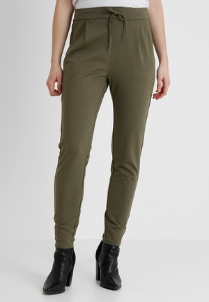 Joggers verde oliva con cintura ajustable, bolsillos laterales y corte ajustado. Fabricados con una tela suave y de textura lisa.