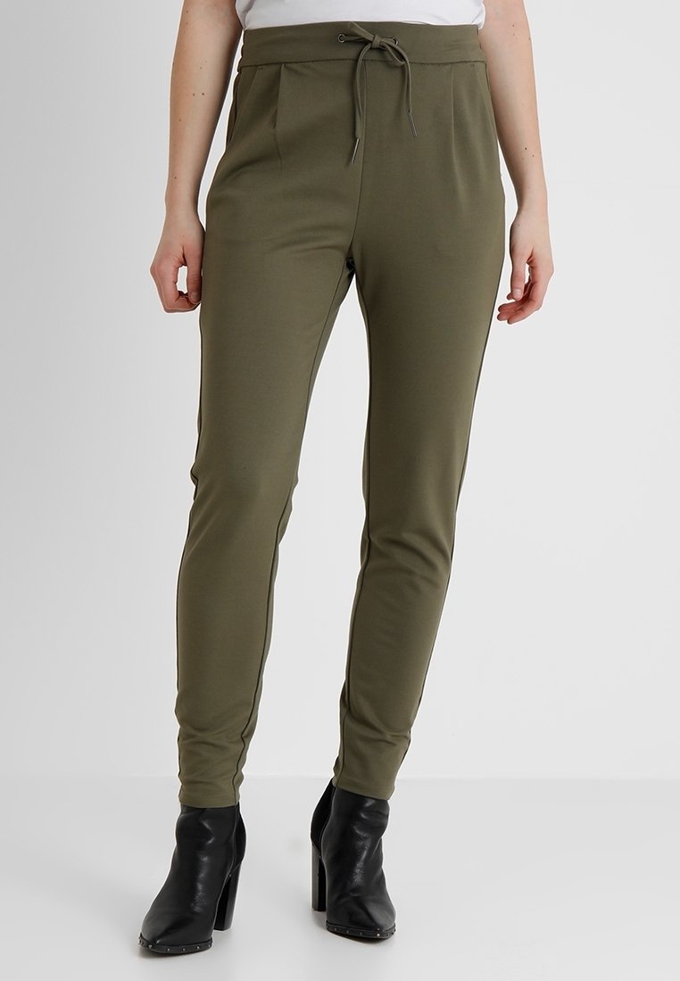 Olivengrüne Jogginghosen mit Gummizugbund, seitlichen Taschen und schmalem Schnitt. Hergestellt aus weichem Stoff mit glatter Textur.