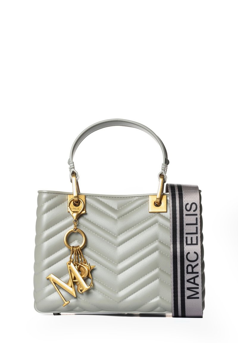 Borsa a mano grigia chiara realizzata in materiale trapuntato, con hardware dorato, un accent di portachiavi e una tracolla a strisce con il testo "MARC ELLIS".