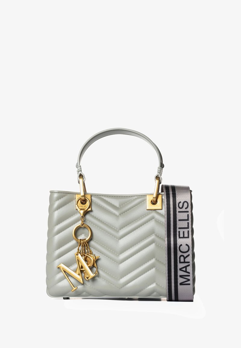 Bolso de mano gris claro fabricado en material acolchado, con herrajes dorados, un llavero decorativo y una correa a rayas con el texto "MARC ELLIS".