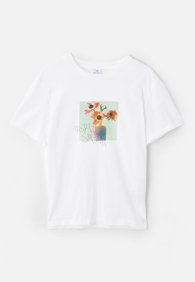 Balta kokvilnas T-krekls ar priekšējo grafiku, kurā attēlota ziedu kompozīcija ar rozām un oranžām puķēm zaļā vāzē. Ikdienas griezums ar īsām piedurknēm.