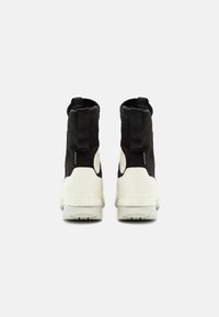 Converse CHUCK TAYLOR ALL STAR LUGGED 2.0 PLATFORM COUNTER CLIMATE EXTRA HIGH - Stivaletti stringati - black/egret