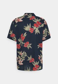 Granatowa koszula z krótkim rękawem w czerwony i beżowy wzór kwiatowy, z zielonymi liśćmi, pokazana od tyłu na jednolitym białym tle.