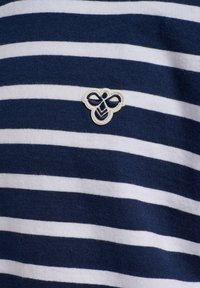 Marinblå och vit randig skjorta i bomull, med en liten broderad bi-logotyp i beige på vänster bröst.