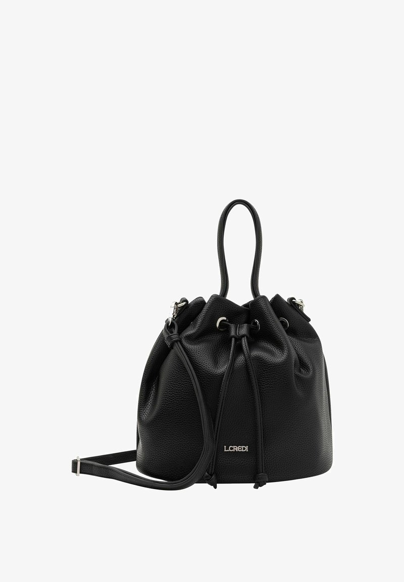 Schwarze Kordelzug-Eimer-Tasche aus genarbtem Leder. Verfügt über einen verstellbaren Schulterriemen und silberfarbene Beschläge. Logo auf der Vorderseite.