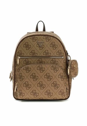 Sac à dos marron Guess avec motif logo intégral, poche avant zippée et petite pochette détachable sur le côté.