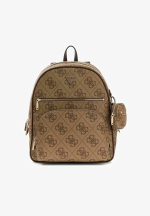 Sac à dos marron Guess avec motif logo intégral, poche avant zippée et petite pochette détachable sur le côté.