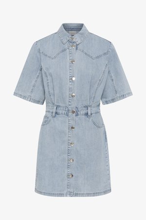 Jasnoniebieska, jeansowa sukienka z krótkim rękawem, kołnierzykiem, zapięciem na guziki z przodu, szlufkami na pasek w talii i dwoma bocznymi kieszeniami.