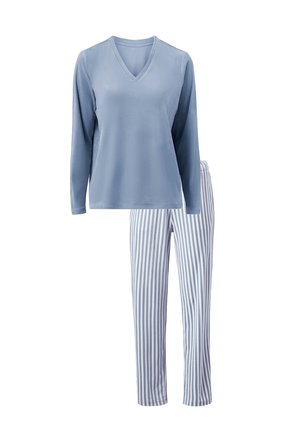 Hellblaues langärmliges Oberteil mit V-Ausschnitt und weichem Material, kombiniert mit hellblauen und weißen gestreiften Hosen im geraden Schnitt.