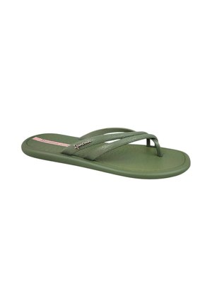 Sandalia chancla individual de color verde oliva con plantilla texturizada y tiras finas, con una pequeña etiqueta metálica de marca en una de las tiras.