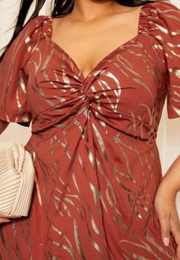 Curves Like These TWIST FRONT FLUTTER SLEEVE METALLIC  REGULAR FIT - Maxikjoler - brown