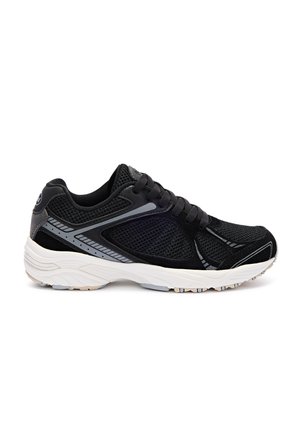 Zwarte atletische sneaker met grijze accenten, meshpanelen, witte dempende zool en zwarte veters, zijaanzicht op een witte achtergrond.