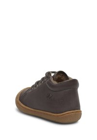 Šedá kožená bota s měkkou podšívkou, gumovou podrážkou a designem na šněrování. Obsahuje kulatou špičku a vypouklé logo na boku.