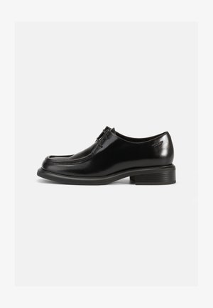 Sapatos de couro pretos com um acabamento brilhante, bico arredondado, salto baixo e costura decorativa na parte dianteira. Design simples, sem enfeites visíveis.