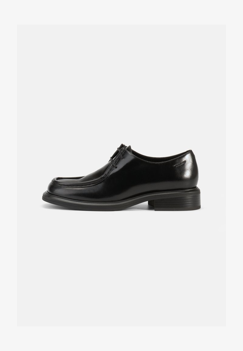 Sapatos de couro pretos com um acabamento brilhante, bico arredondado, salto baixo e costura decorativa na parte dianteira. Design simples, sem enfeites visíveis.
