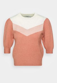 Pull en maille rose et crème avec un col rond, motif chevrons et manches bouffantes. Texture douce, coupe décontractée et poignets côtelés.