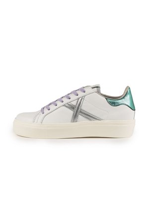 Baskets en cuir blanc avec accents argentés, lacets violets et talon teal. Présentent une semelle épaisse et un design épuré.