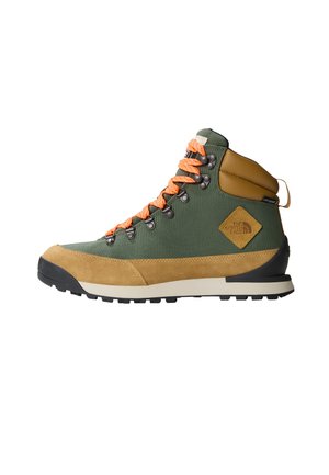Wandelboot met een groene canvas bovenkant, tan suede accenten, oranje veters en een rubberen outsole voor tractie. Merkendetail aanwezig.