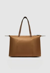 Borsa a mano in tessuto marrone con due manici lunghi, chiusura con zip e texture liscia. Presenta un design minimalista e una forma rettangolare.