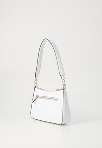 Sac à main synthétique blanc de forme structurée, doté d'une poche zippée à l'avant et d'un passepoil noir contrasté. Bandoulière réglable avec des accents en métal doré.